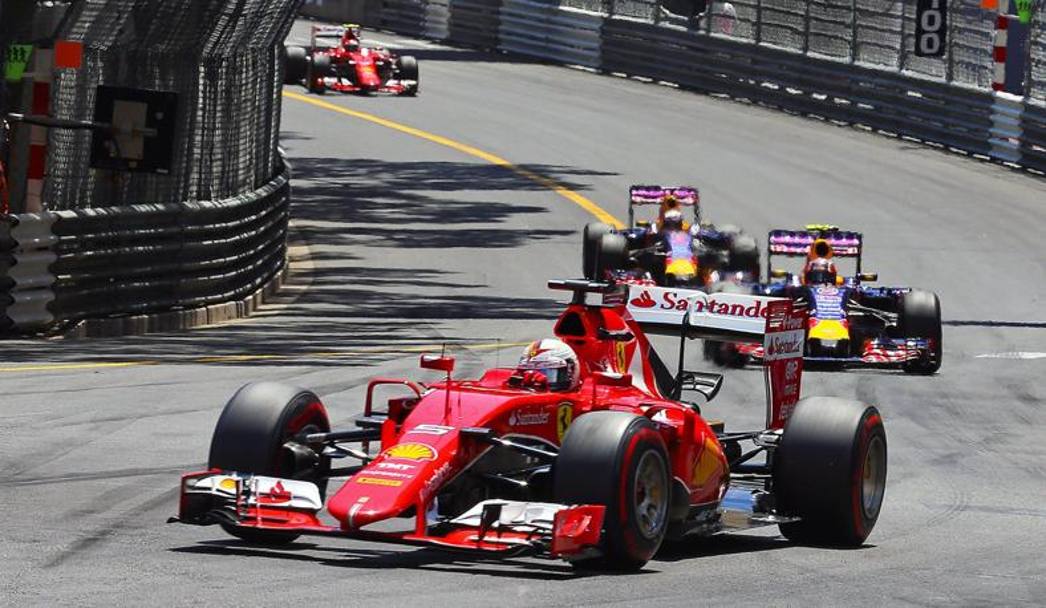 Vettel davanti alle Red Bull. Epa
